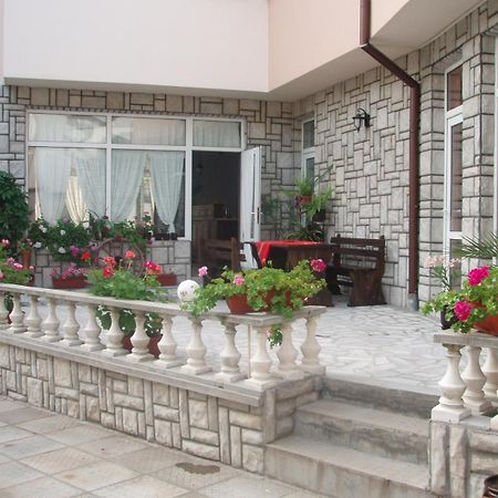 Mania Guest House คาโลเฟอร์ ภายนอก รูปภาพ
