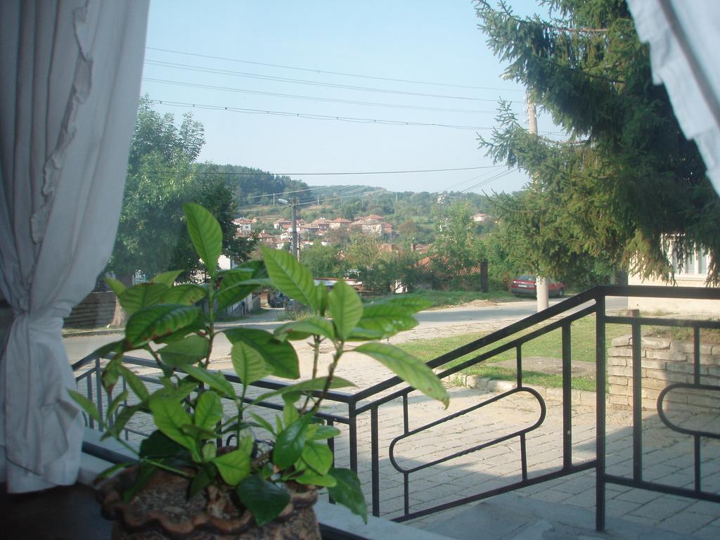 Mania Guest House คาโลเฟอร์ ภายนอก รูปภาพ