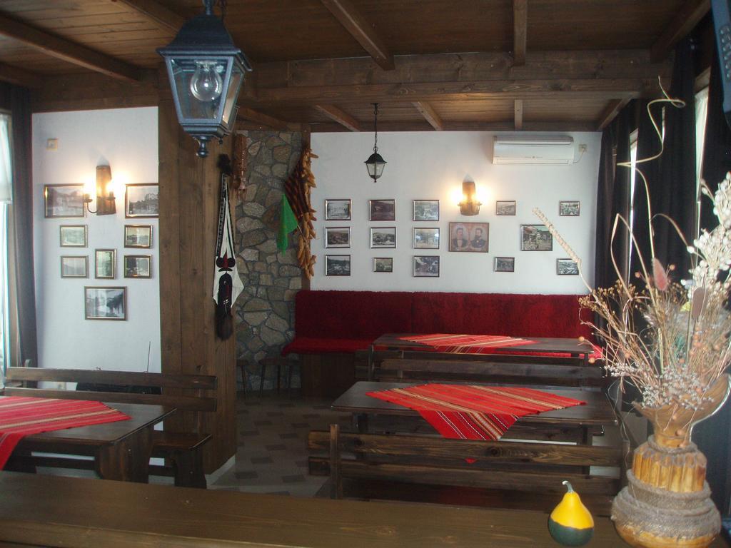 Mania Guest House คาโลเฟอร์ ภายนอก รูปภาพ