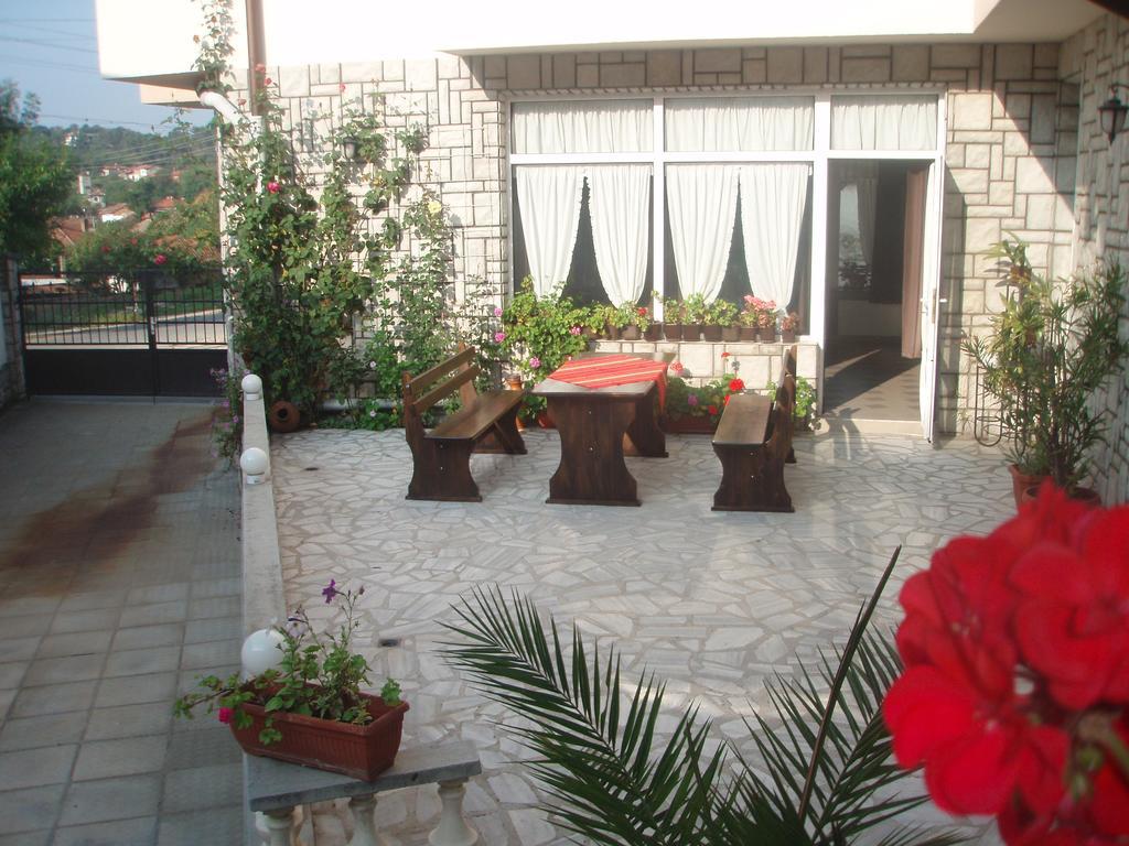 Mania Guest House คาโลเฟอร์ ภายนอก รูปภาพ