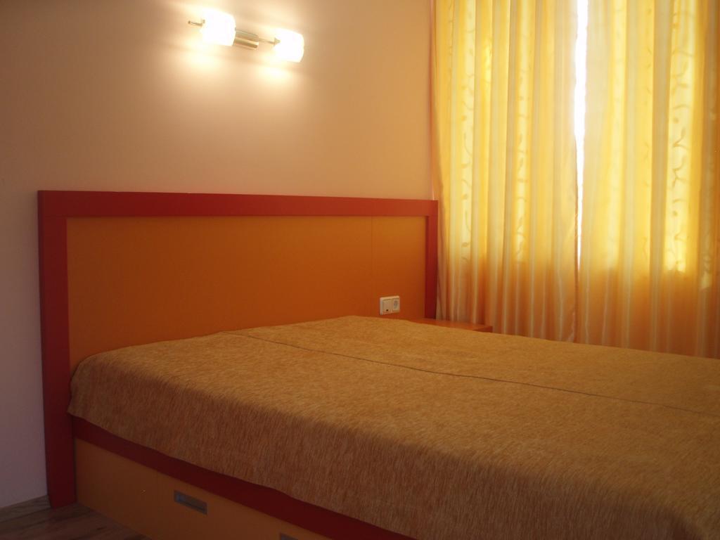 Mania Guest House คาโลเฟอร์ ห้อง รูปภาพ